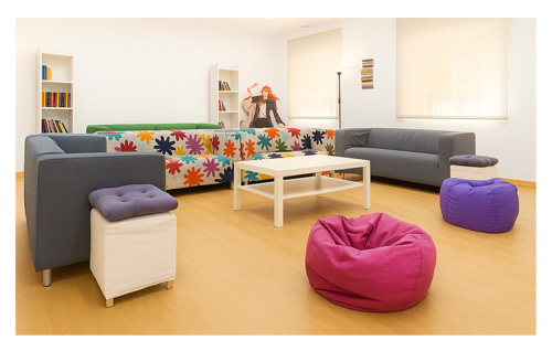 Sala de descanso con sofás y pufs, cómoda y moderna.