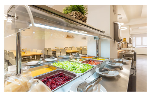 Bufé libre con ensaladas, pastas y cremas