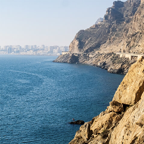 Vista elevada de impresionantes acantilados en las costas marítimas de Aguadulce.