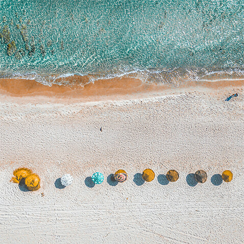 Vista aérea de la playa de Chipiona, de mar azul y arena blanca