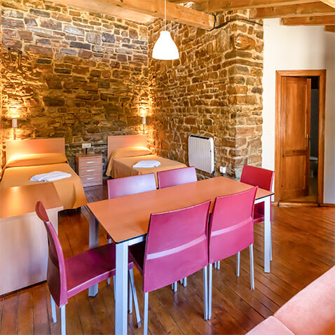 Interior de acogedora cabaña de piedra en Cortes de la Frontera