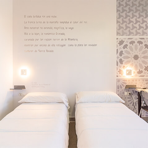 Dormitorio doble con 2 camas separadas en Inturjoven Granada