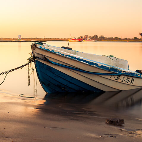 Barca de pescadores en la costa de Huelva al atardecer