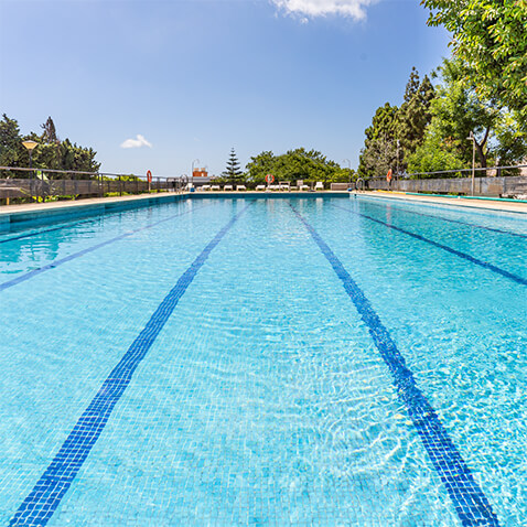 Gran piscina con 5 calles de nado en Inturjoven Marbella