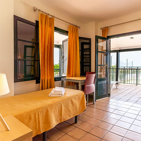 Dormitorio con bonitas vistas al exterior en Inturjoven Punta Umbría