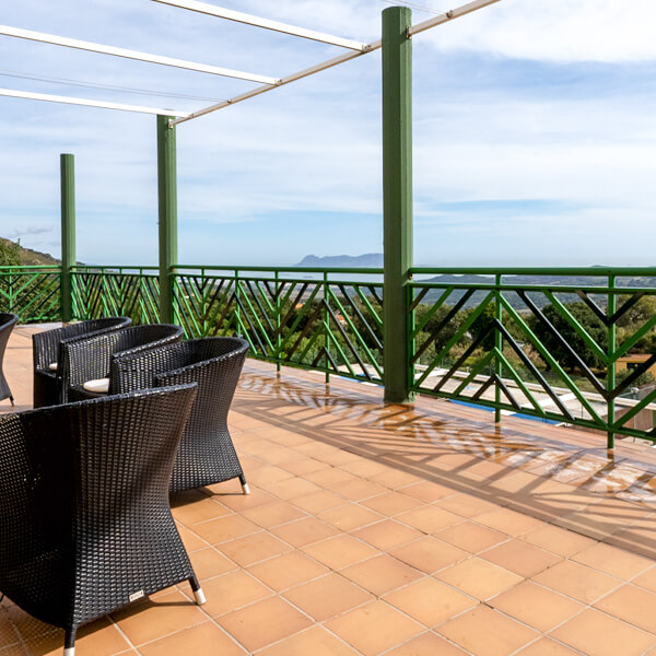 Terraza del Albergue con butacas y vistas al mar