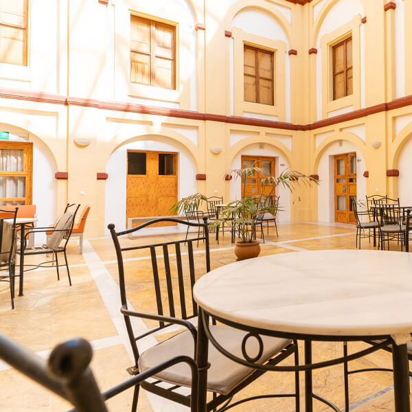 Patio interior con galería