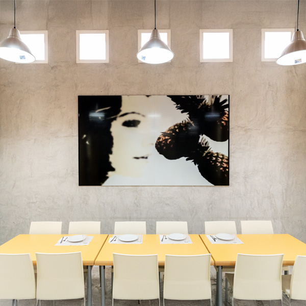 Una de las mesas del comedor