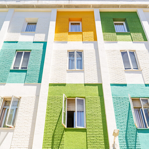 Fachada de colores del Albergue Inturjoven Granada