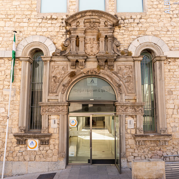 Fachada del albergue, de estilo barroco