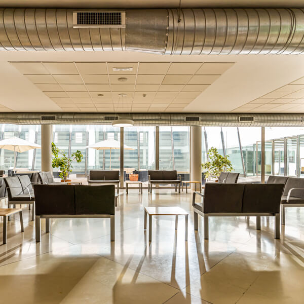 Espacio común de estar, con grandes ventanales