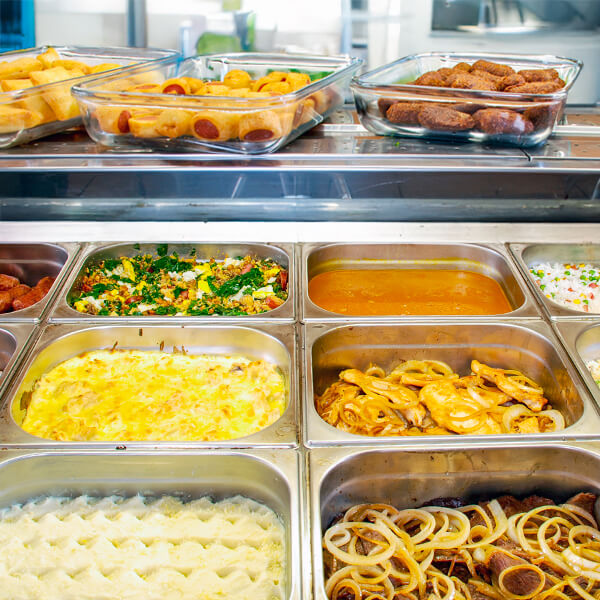 Buffé autoservicio con cocina casera.