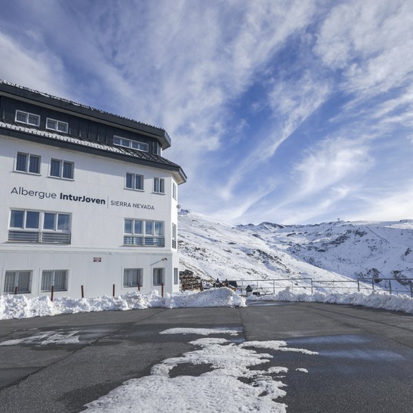 Exterior del alojamiento, en plenas pistas nevadas,