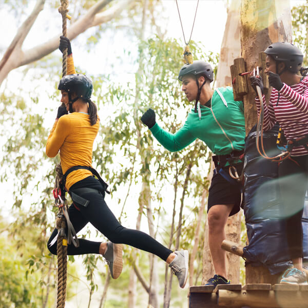 J&oacute;venes realizando actividades deportivas en la naturaleza