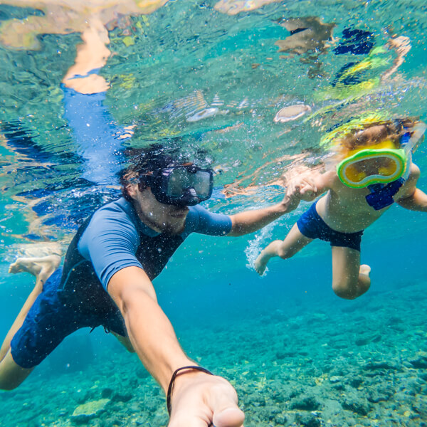 Padre e hijo practicando snorkel
