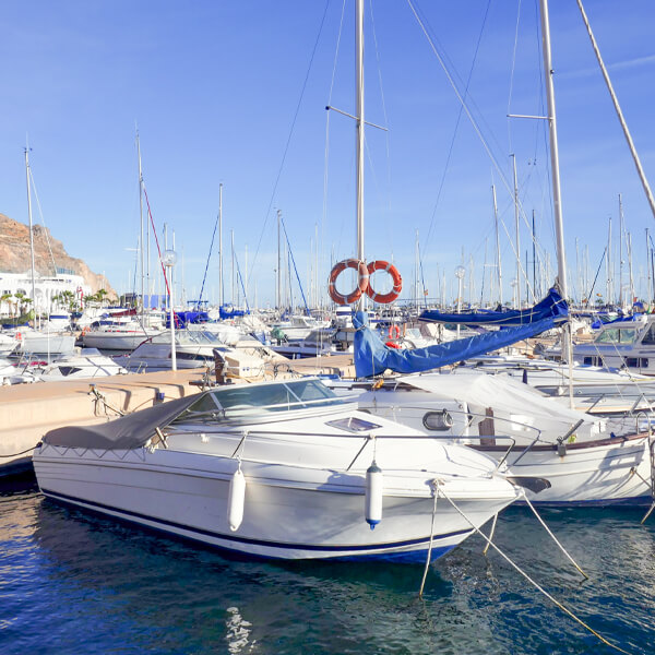 Yates y embarcaciones en el puerto deportivo de Aguadulce