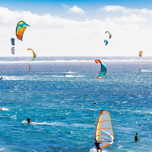 Deportistas haciendo Windsurf y Kite Surf en el Atlántico