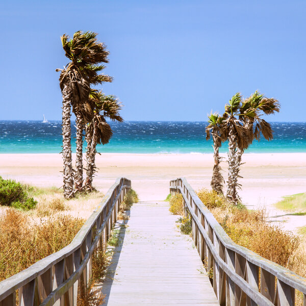 Pasarela de madera en la playa de Caños de Meca