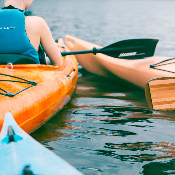 Navegando kayaks en el mar
