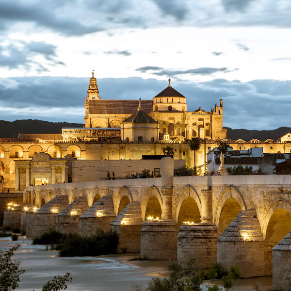 Vista nocturna del puente romano y la Mezquita Catedral