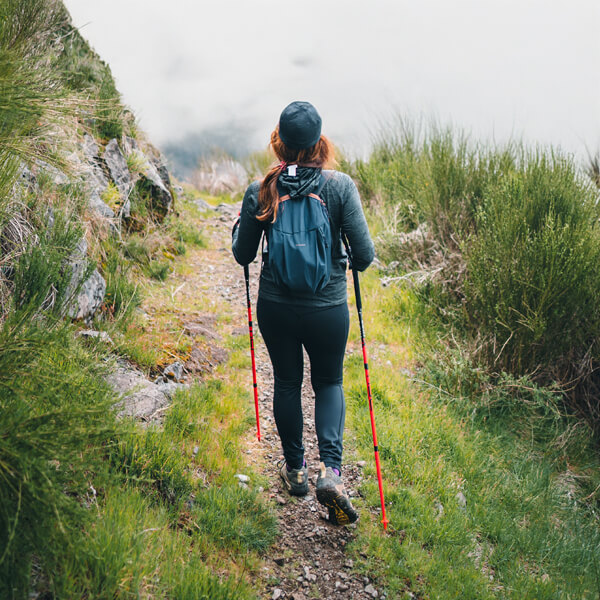 Mujer haciendo senderismo