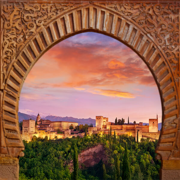 Vista de la Alhambra a través de un arco de medio punto