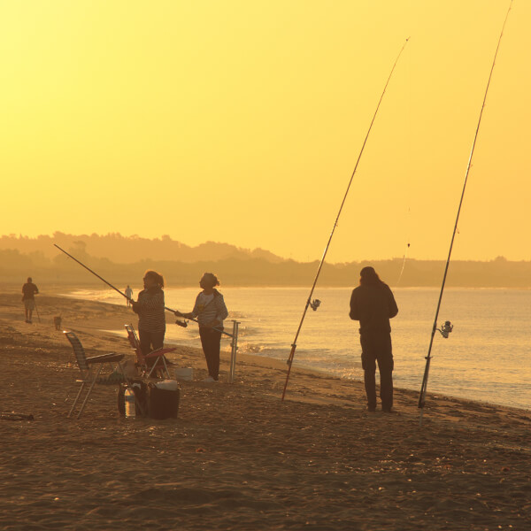 Pescadoras en la playa al atardecer
