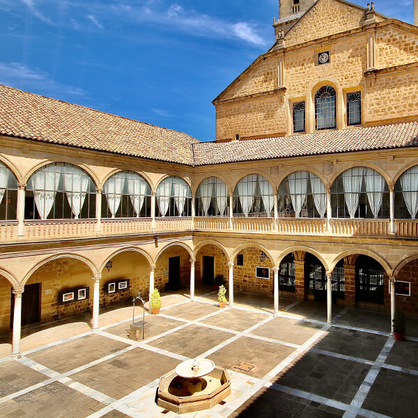 Patio y torre de la iglesia del Hospital de Santiago, en Úbeda.