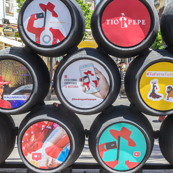 Escultura de barriles T&iacute;o Pepe en la calle.