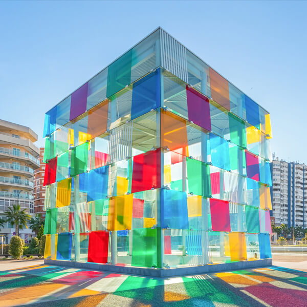 Cubo de cristales de color, símbolo del centro Pompidou