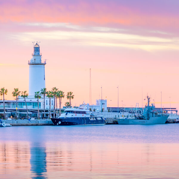 Panorámica del Puerto La Marina, con su famoso faro 'La Farola'