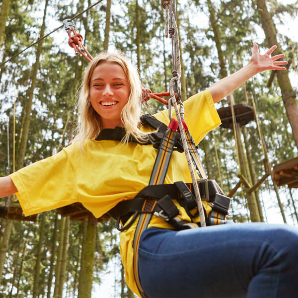 Adolescente en tirolina en Selwo Park.