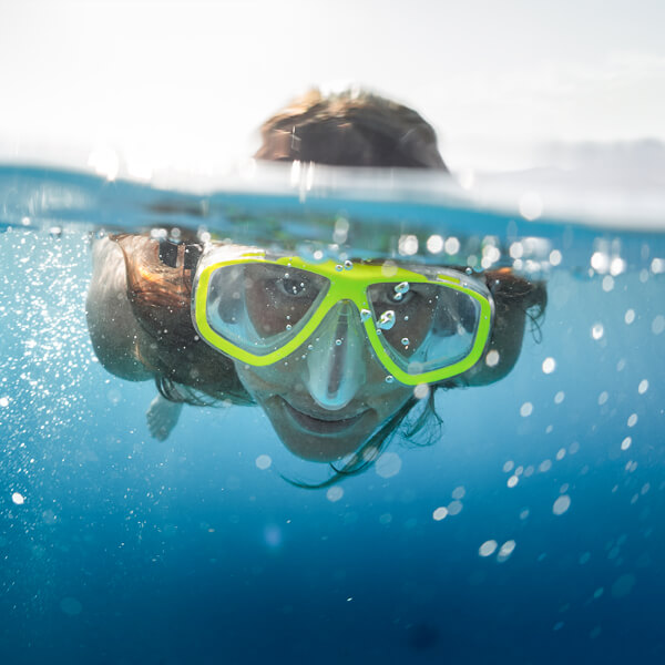 Chica haciendo Snorkel