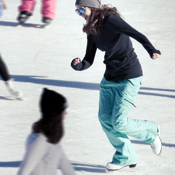 Patinaje sobre hielo en el parque de actividades Mirlo Blanco