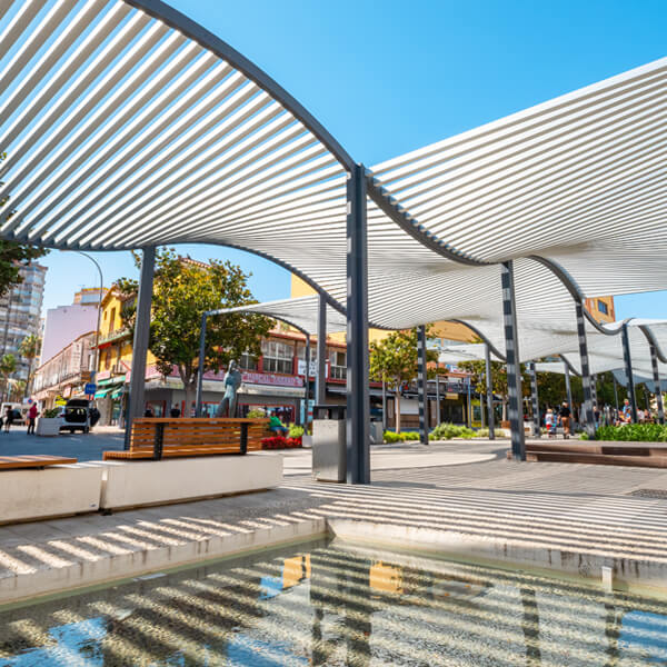 Plaza c&eacute;ntrica con p&eacute;rgola