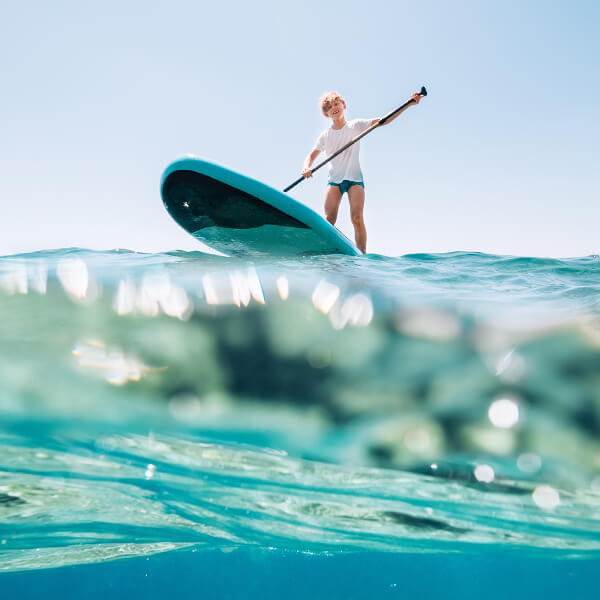 Chico haciendo paddle surf