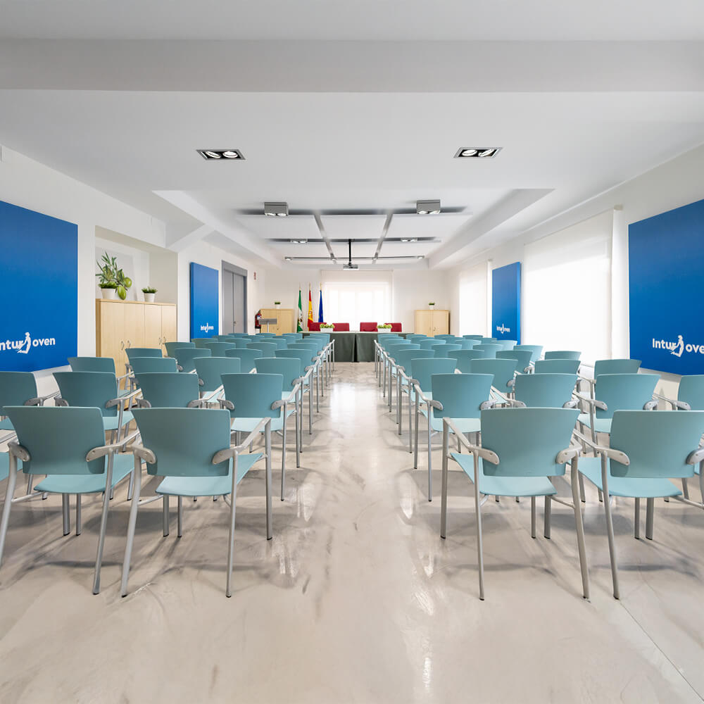 Vista de la Sala Guadalquivir hacia la mesa de presentación