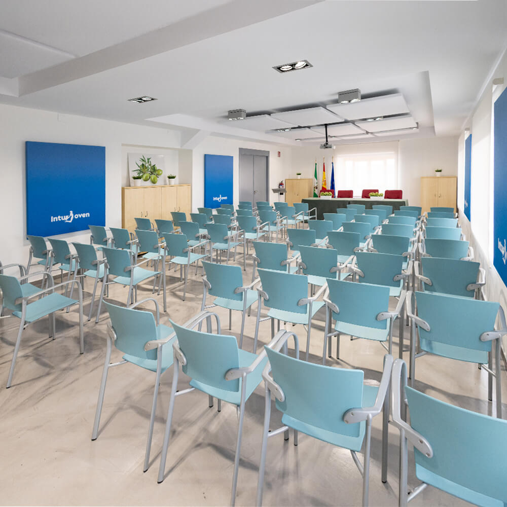 Vista de la Sala Guadalquivir hacia la mesa de presentación