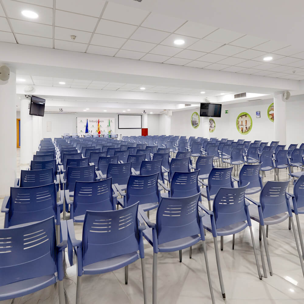 Vista de la Sala Andalucía hacia la mesa de presentación