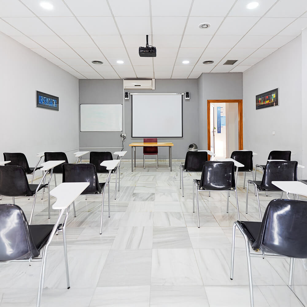 Vista de la sala Giralda hacia la mesa de exposición de la reunión