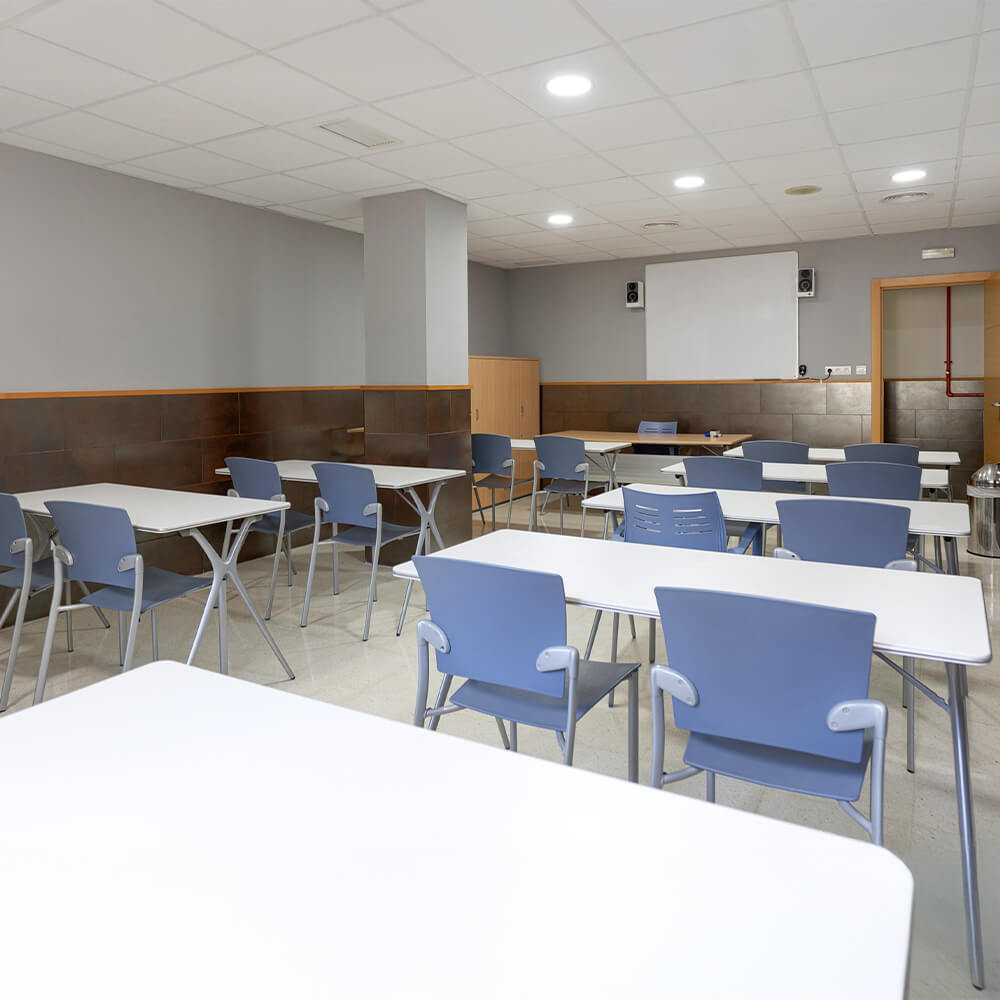 Vista de la Sala Santa Cruz hacia la mesa de presentación