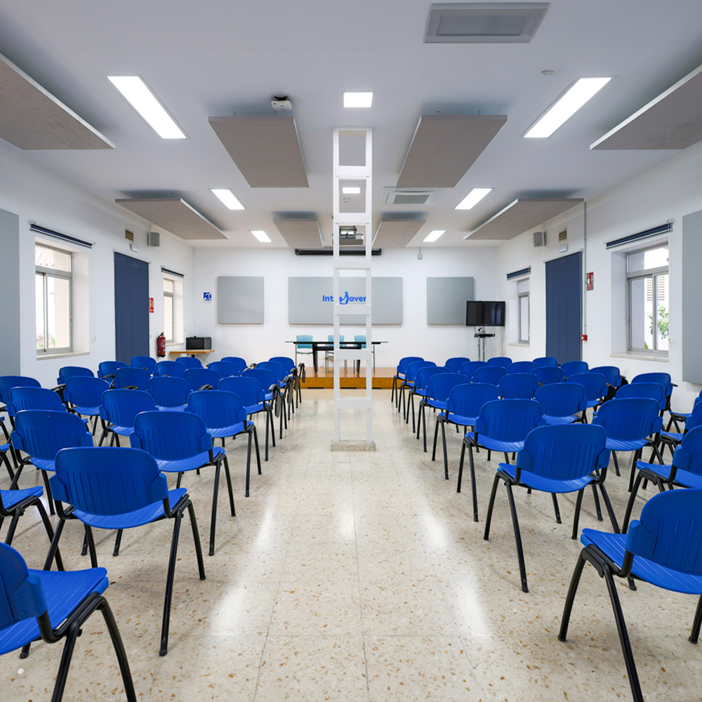 Sala Alcazaba, vista hacia la mesa presidencial