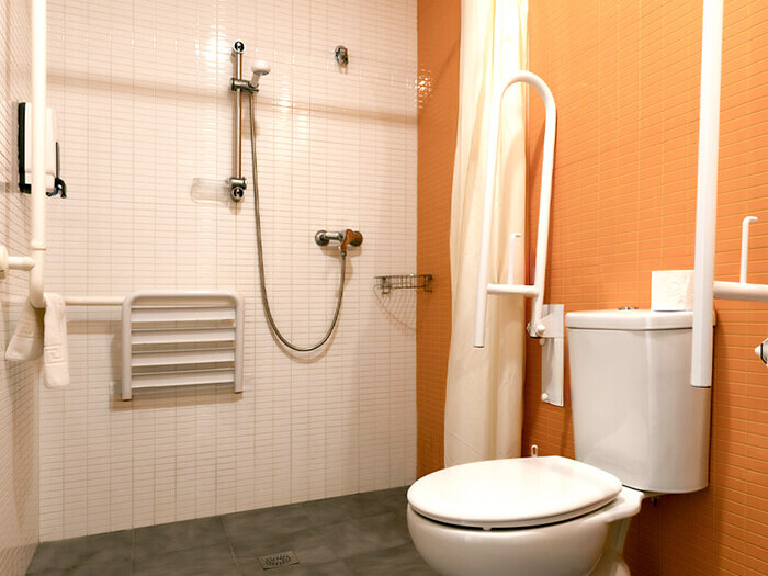 Coliving - Cuarto de ba&ntilde;o completo, adaptado.